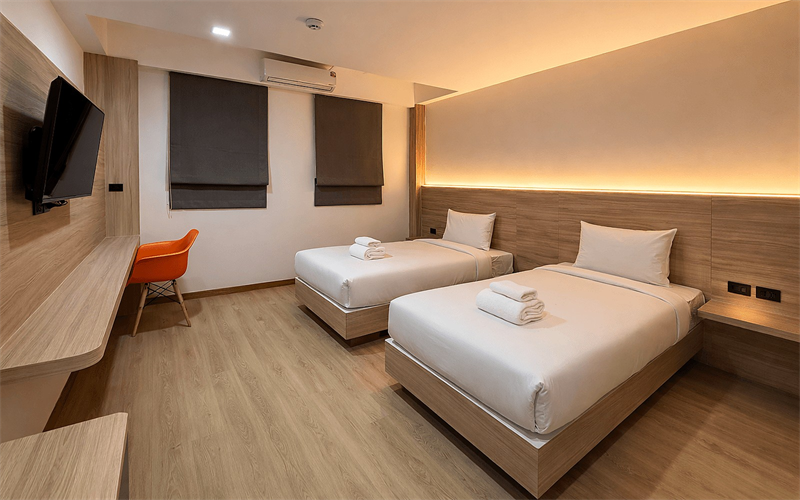 Standard Twin bedroom with two single beds and a work area